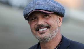 Miloš mihajlović is a 1999 graduate of the university of the arts faculty of music in belgrade, and in 2005 completed his postgraduate studies there with the highest distiction. Sinisa Mihajlovic Wikipedia