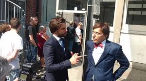 Elio di rupo et son compagnon. Mons Quand Elio Di Rupo Et Georges Louis Bouchez Se Rencontrent Au Bureau De Vote