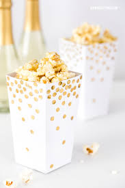 Silvester Diy Deko Ideen In Gold Haarreif Popcornbox Glitzerglaser Silvester Party Silvesterdekoration Silvesterparty