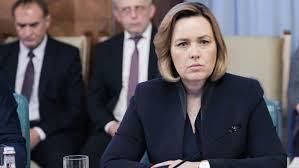 Ministrul de interne, carmen dan, a susţinut o conferinţă de presă, în care a reacţinat la cererea de demitere exprimată de preşedintele klaus iohannis, după alegeri. Carmen Dan Biografie Cv Varsta Fiu Sot Vaduva Stiri Mondene