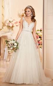 Einfach ein hochzeitskleid aus geld falten, mit dieser diy anleitung für ein kleid aus geldscheinen. A Linien Brautkleid Mit Tiefem Ausschnitt Stella York