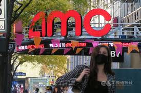 全球院線龍頭 amc 娛樂周五開高走低，其股價早盤上漲 38% 後逆轉翻黑，終場收跌 1.51% 至每股 26.12 美元。amc 今年迄今漲幅達 1,132%。根據 s3 partners 數據顯示，本週 amc 飆升讓空頭蒙受 12 億美元的損失。 ç†±éŒ¢åŠ©é•·æŠ•æ©Ÿæ­ªé¢¨ç¾Žè‚¡æ•£æˆ¶ç‚'ä½œgamestopé£†æ¼²æŽ€äº‚è±¡ è­‰åˆ¸ é‡é»žæ–°èž ä¸­å¤®ç¤¾cna
