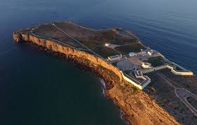 La fortaleza de sagres, también conocida como castillo de sagres o fuerte de sagres, se sitúa al suroeste del algarve (portugal), en posición dominante, coronando el promontorio (punta o cabo). Fortaleza De Sagres E Lugar Internacional De Cultura E Paz