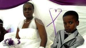 Le cadeau parfait se trouve certainement dans cette liste! Le Mariage Entre Un Garcon De 9 Ans Et Une Vieille Femme De 62 Ans Enflamme La Toile Gnadoe Magazine