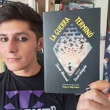 🖤 Sólo soy un niño ¿Cómo puedo estar en guerra? 🖤 Holaa! Hoy les traigo  "La Guerra Terminó", un libro escrito por David Almond @davidjohnalmond ,  ilustrado por David Litchfield @david_c_litchfield y