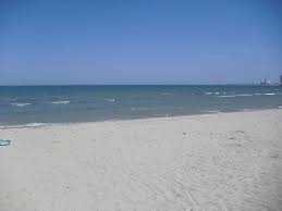Raccogliere rifiuti mentre passeggiamo sulla spiaggia, iniziativa di pugliareporter.com. Spiaggia Di Barletta Mapio Net