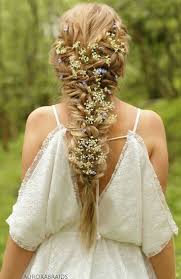 Medieval Ish Inspired Hairstyle Fresh Flowers Really Make The Braids Look More Attractive Beautiful And Ethereal Mittelalterliche Frisuren Frisuren Hochzeitsfrisuren