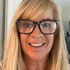 Will the dark green color Vintage Vogue work well in a bathroom with  natural light and white fixtures?