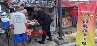 Kan kebijakan pemerintah sudah, kami kan juga ada tim operasi yustisi dari satpol pp yang. Warung Makan Gratis Oleh Brimob Bojonegoro Di Taman Veteran Suarabojonegoro Com