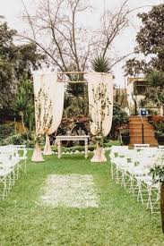 El estilo vintage es una tendencia que nunca pasará de moda, siempre tendremos interés en lo antiguo, rústico o retro, nos recuerda a que mejor manera de sentir la estética vintage decorando la casa, vistiendo como antaño o divertirnos con amigos y familiares en una boda tipo vintage. Pin By Maria De Jesus Villegas Diaz On Bocaditos Para Boda Wedding Shower Wedding Table Decorations