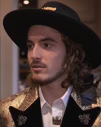 WHO are these fashion icons?! Talk about a throwback…