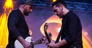 Om la lună — liniștea (official video). Cristi Milla Melodii Noi ViÅ£a De Vie Inimi Surde Luna Si Noi Feat Blue Noise 2016 Versuri Si MuzicÄƒ NouÄƒ De Adrian Despot