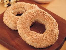 Simit.com.tr, süper akıllı toplum derneği girişimciler ekibinin tescilli marka fikridir.türk mutfağının en önemli ve vazgeçilmez kahvaltılık ürünü olan simit ile ilgili yeni bir girişim fikrimiz var. Turkisch Sesamring Simit Brot Backwaren Nahrungsmittel Turkische Produkte Derlieferexperte