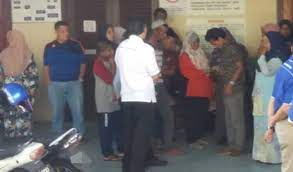 Jenazah bayi perempuan dibawa keluar dari bilik mayat hospital tengku ampuan afzan (htaa), kuantan. Bayi Ditemui Mati Dalam Kereta