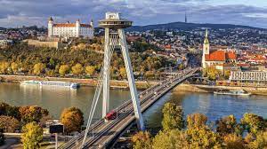 Charming and compact bratislava is the world's only capital city bordering two countries, austria and hungary, and centers around the beautiful danube river. Das Besondere Ziel Bratislava Nostalgie Moderne Charme Promobil