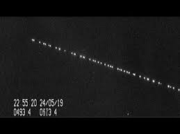 Los satélites artificiales son vehículos o dispositivos construidos expresamente para ser lanzados al espacio sin necesidad de tripulación, con la finalidad de este último era oficial de radar de la royal air force y, al finalizar la segunda guerra mundial, concibió la idea de utilizar tres satélites en órbita. Captan El Paso Del Tren De 60 Satelites De Elon Musk Por La Orbita Terrestre Youtube