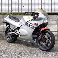 ホンダ ns250rの出品になります 車台番号 mc11 101 走行距離 18112km車体の状態ですけど古い中古車の為 錆 傷 ワレ等あります キックでエンジン始動確認してます 気になる異音も無くスムーズに吹け上がります バッテリー上がり スクリーン割れ