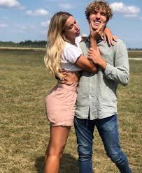 Clizia incorvaia ha sposato il cantante francesco sarcina nel 2015, anno di nascita della loro figlia nina. Clizia Incorvaia Mai Vista La Sorella Micol Due Sosia Ci Vedo Doppio
