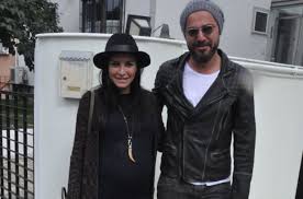 #enginaltandüzyatan #dirilişertugrul #kurtuluşosman engin altan düzyatan nasıl bir baba cedi osman'ın yayınına katılan engin altan düzyatan çocuklarıyla ilgili çok güzel açıklamalarda bulundu oğlu emir aras için neler söyledi. Engin Altan Duzyatan Ile Neslisah Alkoclar In Ogullari Emir Aras Kime Benziyor