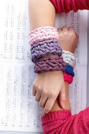 Mein name ist nadine, ich bin 1989er baujahr und ich liebe häkeln, backen und basteln er war mein erster versuch nach einer japanischen anleitung. Armbander Hakeln Idee Zum Selbermachen Brigitte De