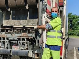 C'est plus tranquille pour le boulot, mais pour la vie sociale, pour bien dormir, pour bien se nourrir salut, boulot tranquille parce que tu es sûr de ne pas avoir de chefs sur le dos, plus compliqué pour. Eboueur Blesse Par Balle A Bordeaux On Fait Notre Boulot Tranquille Et On Se Fait Tirer Dessus Actu Bordeaux