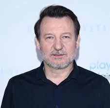 Jeden z najbardziej lubianych polskich aktorów kończy dzisiaj 58 lat.  Robert Więckiewicz co prawda nie jest bezpośrednio związany z miastem  filmu, czyli Łodzią, ale na gwiazdę w łódzkiej Alei Sław już dawno