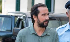 Ο τάσος νούσιας γεννήθηκε στις 12 αυγούστου 1973 στο ροδοτόπι ιωαννίνων. Tasos Noysias Gia E3apsh O Ale3andros Fylakizetai Me Bary Kathgorhthrio