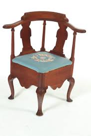 1715, note the escalloped shell on the knee and the well proportioned shape.it features curved lines with the top rail flowing into the back legs with no obvious joints. Queen Anne Corner Or Roundabout Chair Probably Pennsylvania 1750 1770 Mahogany Solid Splats Deep Skirt Likely Once Fitted With A Chamber Pot And C Cadeiras