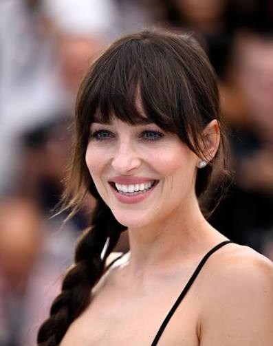 20 Stunning Dakota Johnson Hairstyles | Fabbon