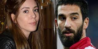 Nişan törenlerinden ilk görüntüler basına sızdı. Sinem Kobal Dan Arda Turan Cevabi