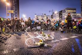 Die critical mass in tübingen zog durch die gesamte stadt und fuhr auch auf hauptverkehrsrouten vorbei, wo sonst nur pendler fahren. Critical Mass Berlin Ride Daily Celebrate Monthly