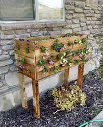 The back of the pallet will be the side that has the most slats. Pallet Planter Box For Cascading Flowers Her Tool Belt