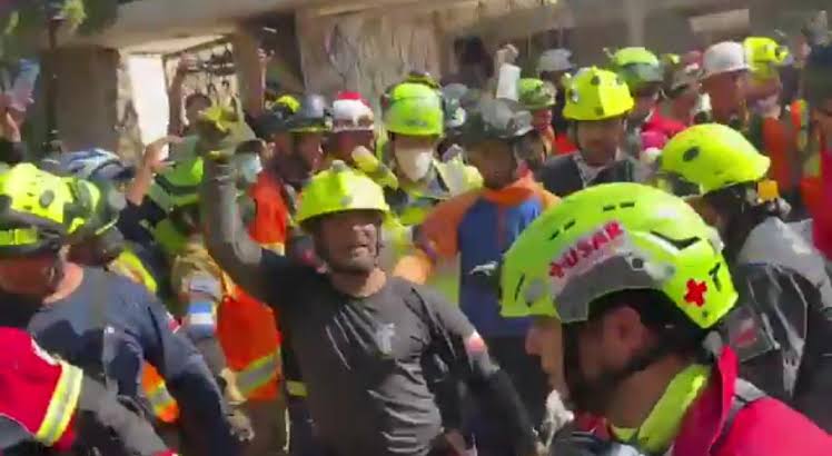 Con vida tras ocho días: rescatan a vigilante atrapado bajo los escombros  en Venezuela - El País