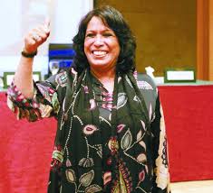 تُوفي والدها وهى طفلة صغيرة وتولت والدتها تربيتها مع أشقائها الثلاثة، ولكنها كانت قاسية عليها في التربية. Ù† Twitterissa ÙƒÙ„Ø§Ù… Ø§Ù… Ø³ÙˆØ²Ø§Ù† Ø§Ù„ÙÙ†Ø§Ù†Ø© Ø­ÙŠØ§Ø© Ø§Ù„ÙÙ‡Ø¯ Ø¨Ø®ØµÙˆØµ Ø§Ù„Ø¹Ù…Ø§Ù„Ø© Ø§Ù„Ø³Ø§Ø¦Ø¨Ø© Ù¡Ù Ù  ØµØ­