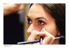 Dans la journée certaines femmes se remaquillent parce qu'elles cherchent à plaire, veulent se montrer sous leur meilleur jour, voir simplement par qu'elles sont. Pourquoi Les Femmes Se Maquillent La Science Derriere Notre Obsession Du Maquillage Emile Garcin Biarritz Fr