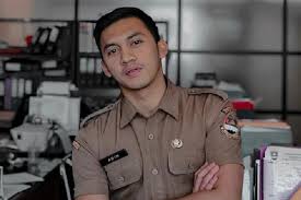 Ia memiliki penampilan ganteng serta pemenang dari sejumlah pengharagaan diantaranya best newcomer di play olivier award. Mirip Zumi Zola Pns Tampan Bandung Juga Jago Nyanyi