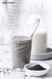 Grauer Smoothie Schwarzer Sesamshake Aus Fit For Fresh Nicest Things Smoothie Bar Gesunde Riegel Smoothie Rezepte