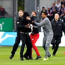 Bei zwei spielen rückstand liegen die störche aktuell mit 53 punkten auf dem dritten platz. Platzsturm Bei Holstein Kiel Fc St Pauli Spieler Stoppen Vermummten