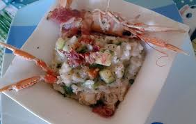 Frullate le restanti zucchine insieme al parmigiano, un filo d'olio, un mestolo d'acqua di cottura, sale e pepe. Risotto Con Scampi Zucchine E Pancetta Croccante Fornelli Pazzi