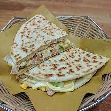 Riscaldate la piadina a fiamma bassa utilizzando una pentola capiente e controllate attentamente la cottura per evitare che si bruci. Tonno Uovo Insalata Maionese Picture Of Las Piadina Bologna Tripadvisor