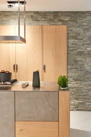 Le Bois Chene A Noeuds Hubler S Introduit Dans Les Cuisines Perene Melange Avec Le Metal Le Beton Et La Pierre Le Bois Brut Et Naturel Home Decor Decor Home
