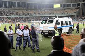 Kaizer chiefs fans are celebrating the sa league cup win. Watch Angry Fans Invade The Pitch As Chiefs Bomb Out Of Nedbank Cup