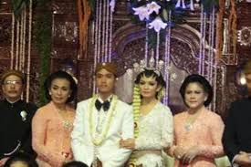 Setelah menginjak telur, prosesi pernikahan adat jawa berlanjut ke mengenakan kain sindur kepada kedua pengantin yang berjalan menuju pelaminan. Beskap Putih Berdasi Kupu Kupu Hitam Pilihan Gibran Pada Hari Pernikahan