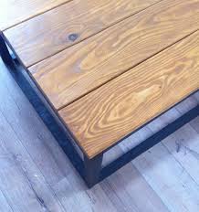 Misez sur une table à manger en chêne pour apporter du cachet à votre intérieur. Table Basse En Bois Teinte Chene Moyen Coffee Table Home Decor Decor