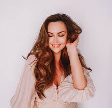 How To Pose And Take The Perfect Headshot The Kennedy Curate Headshot poses differ depending on the sphere this is a perfect idea for a female headshot and it also brings additional depth to a picture. pose and take the perfect headshot