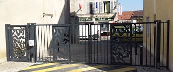 Portillon Portail Et Cloture Barreaudee En Acier Avec Decoupe Laser De Couleur Gris Anthracite Portillon Portail Portail Et Cloture