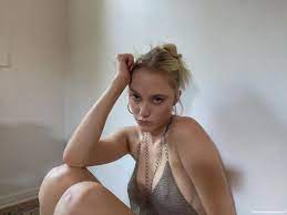 Maika monroe nua