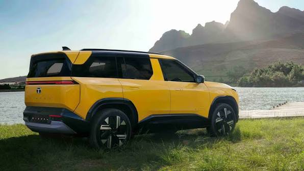 🚗 Tata Motors is accelerating production of the Tata Sierra after bookings  for the SUV crossed the 100,000 mark, highlighting strong demand across  India's midsize SUV segment. The company has already delivered
