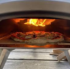 Diese pizzaöfen erreichen höhere temperaturen als ein normaler backofen und ermöglichen so ein schnelleres und luftigeres aufbacken der. Pizza Napoletana So Gelingt Die Pizza Im Outdoor Ofen Von Ooni Welt