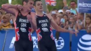 In 2008, he won bronze medals at the etu european junior triathlon championships and itu world junior championships, and placed 17th in his itu world championship series debut event in kitzbühel. Jonny Brownlee Helped Over Line By His Brother Alistair At World Triathlon Series Before Collapsing Daily Telegraph